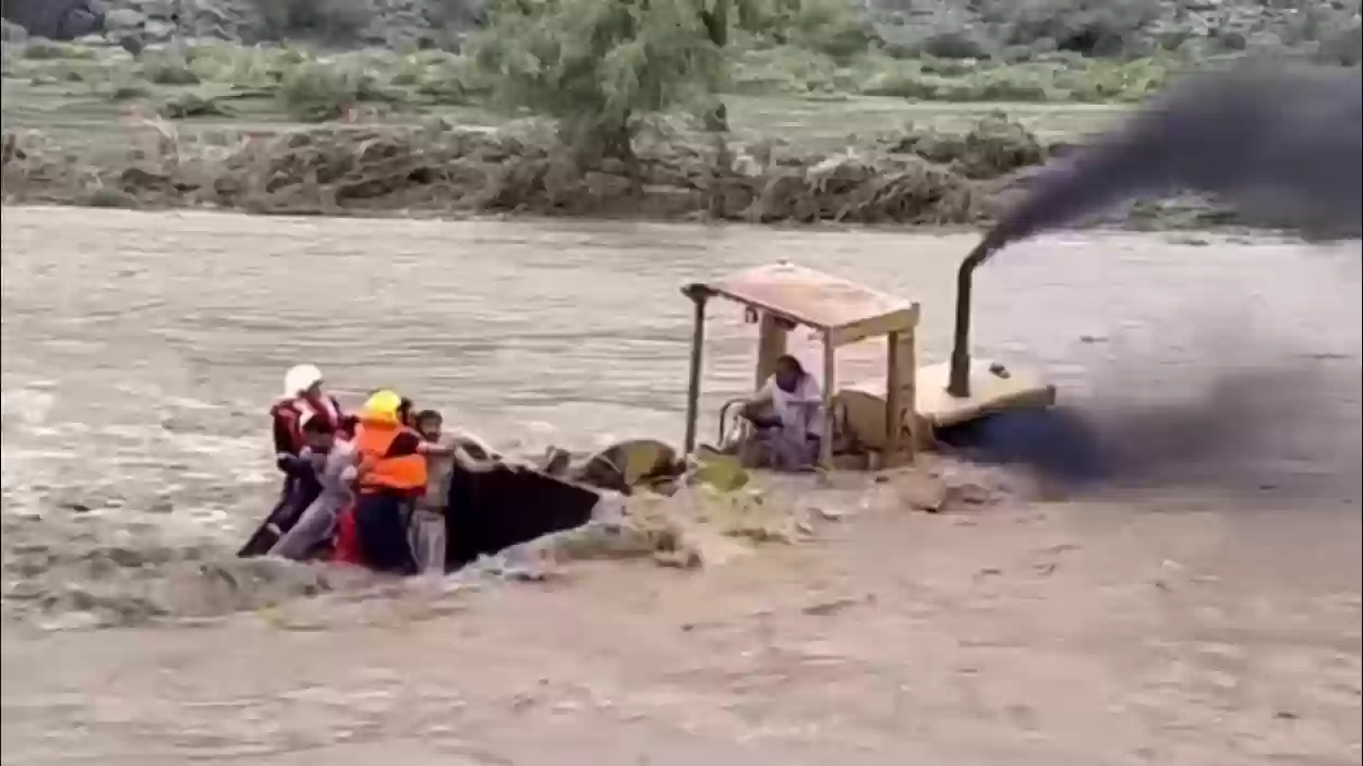 بعد تصرفه البطولي في وادي جعبة.. تكريم راعي الشيول عايض الأكلبي